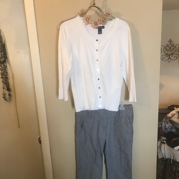 Size medium quarter length sleeve white sweater - Picture 2 of 2